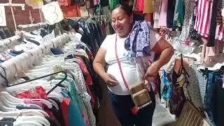 Rosa comprando blusas para su ni&ntilde;a y para ella