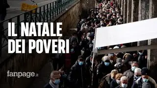Napoli, la lunga fila alla mensa dei poveri per il pranzo della Vigilia di Natale: 