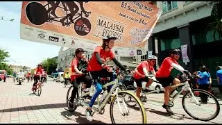 Visually-impaired cyclists ride their way into record book