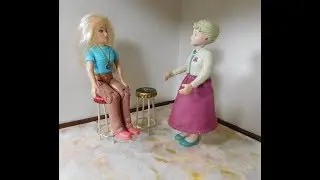 Миниатюрные барные стулья для кукольного домика из мусора и сокровищ