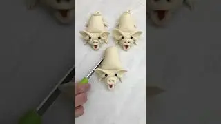 Съел трех поросят. I ate three piglets..