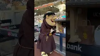 They&rsquo;re besties 🥰 #MLB #Baseball #Padres