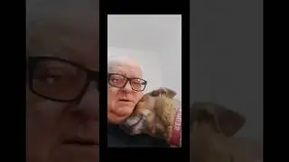 El abuelo debe ser un hombre con un coraz&oacute;n de oro, y el perrito se siente super afortunado#pubg🥰🥹