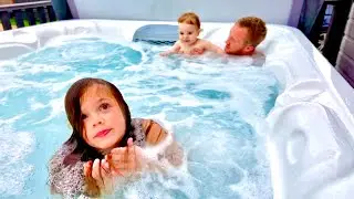 Hayling Island Holiday Park &ndash; Hot Tub in the Caravan!