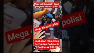 Мегавати Хангестри была окружена усиленным полицейским сопроводом и охраной при посадке в автобус...