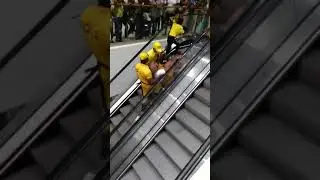 Douala Grand Mall....  Grand b&ecirc;tisier......Ven. 25 dec. 2020