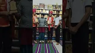 सुदेश को अपने मेडल व मोमेंटो स्मृपित करते हुए।
