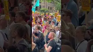 Активисты, выступающие против расизма, организовали акцию в Лондоне в ответ на недавнюю волну кра...