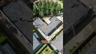 Плоская кровля загородного дома - идеальное место для бассейна.