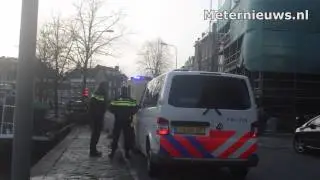 Man loopt vanuit sportschool de gracht in bij Turfsingel