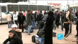Tunisia: Libyan refugees flock to the border