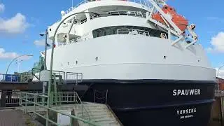 Baggerschiff Spauwer verl&auml;sst die Werft in Cuxhaven