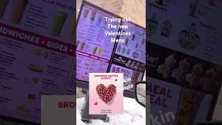 Пробую новое меню ко Дню святого Валентина в Dunkin' Donuts: пончик в форме сердца с маслом и бра...
