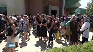 L'ultimo saluto a Giulia e Alessia, le sorelle investite da un treno a Riccione [LA DIRETTA]