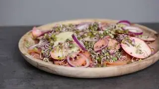 Sallad p&aring; groddar och r&ouml;kt lax