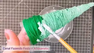 &Aacute;rvore de Natal feita com fio e pompom