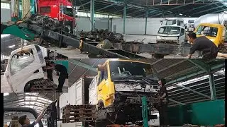 Proses bongkar Container yang berisi truk jepang 