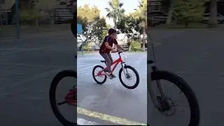 Quiero hacer caballito dejen tips amigos #bicicleta #video #shortvideo #shorts #shortsvideo #funny