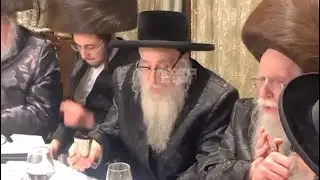 תיעוד נדיר: האדמו”ר מצאנז קלויזנבורג בשמחת שבע ברכות לנכד גיסו – רגעים מרגשים!