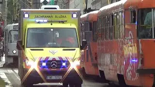 Prague ambulance responding - paramedic waves/ thanks tram driver [CZ | 7/2013]