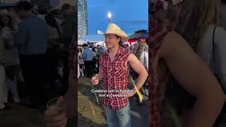 Палатка &laquo;Ковбои против Бэдлендс&raquo; на фестивале &laquo;Калгари Стэмпид&raquo;