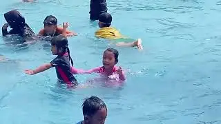Berenang bersama teman teman 