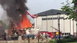 Scheepsbrand in haven Maassluis