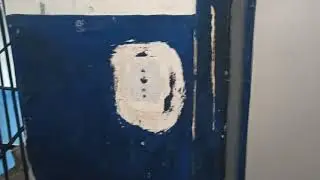 Лифт сломался во время съёмки.