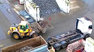 DJI mini 3 pro Metaalrecycling fabriek vanaf boven , Volvo L90 laadt containerauto met schroot