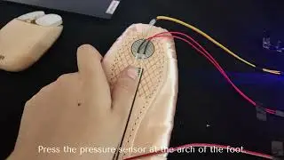 Ballet - injury warning device mounted on pointe shoes