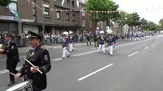 Schützenfest 2025 auf der Neusserfurth. Die Sappeure und die Grenadiere ziehen auf.