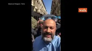 Protesta a Torino, Paragone alla Polizia: «Sono un senatore, o mi fate passare o mi arrestate»