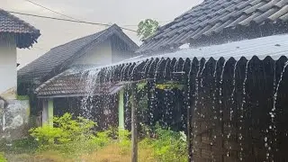 Lepaskan Stres & Terlelap Seketika dengan Suara Hujan Deras di Atap Rumah Kayu