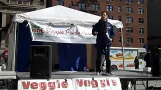 Noam Mohr, Jewish Vegetarians of No. America, speaks, 2015, Veggie Pride Parade NYc