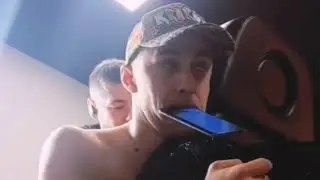 Paramaxil robi sobie tatuaż :)