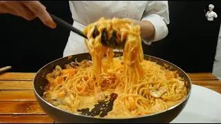 Espaguetis o pasta con pollo, camarones, salsa de leche y queso