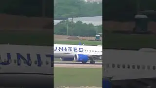 United 737 MAX 8 Landing in Austin