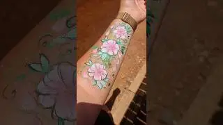 Quick flower drawing on the hand with body paint #art #flowers #painting