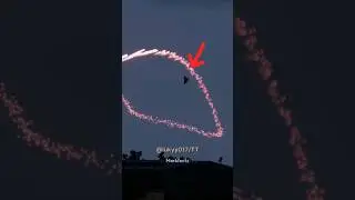 This Indian soldier operates an anti-aircraft machine #soldier