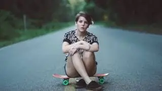 JUNE - YELLOW SWEATER