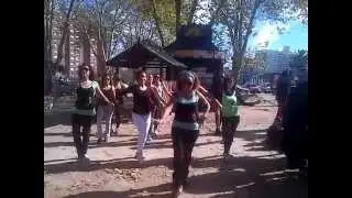 Yenny candombeando con las chichis