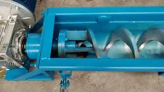 Screw conveyor for glass powder