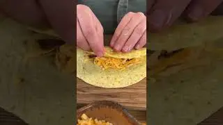 Veggie taquitos med sorte b&oslash;nner og guacamole - Opskrift fra Nemlig