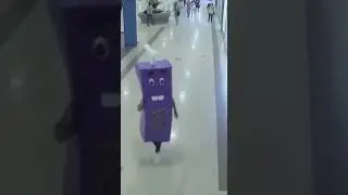 Homem fantasiado rouba celular em shopping 😱😂
