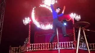 Circo Nando Orfei - Duo Sean Peres , equilibristi sul filo. Salto nel cerchio di fuoco