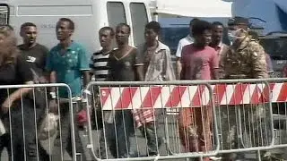 Italy: Navy brings 1,500 migrants ashore in Salerno
