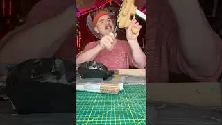 Я нашел загадочную коробку, полную КАРТОННОГО оружия.