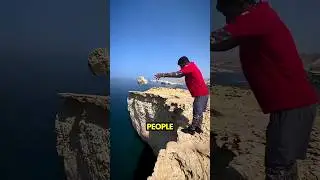 Почему люди бросают камни перед тем, как прыгнуть в воду? 🤯