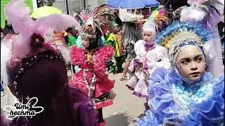 Aksi para mayoret di depan panggung penghormatan