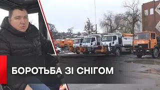 Вінницькі комунальники зранку розчищають сніг на вулицях